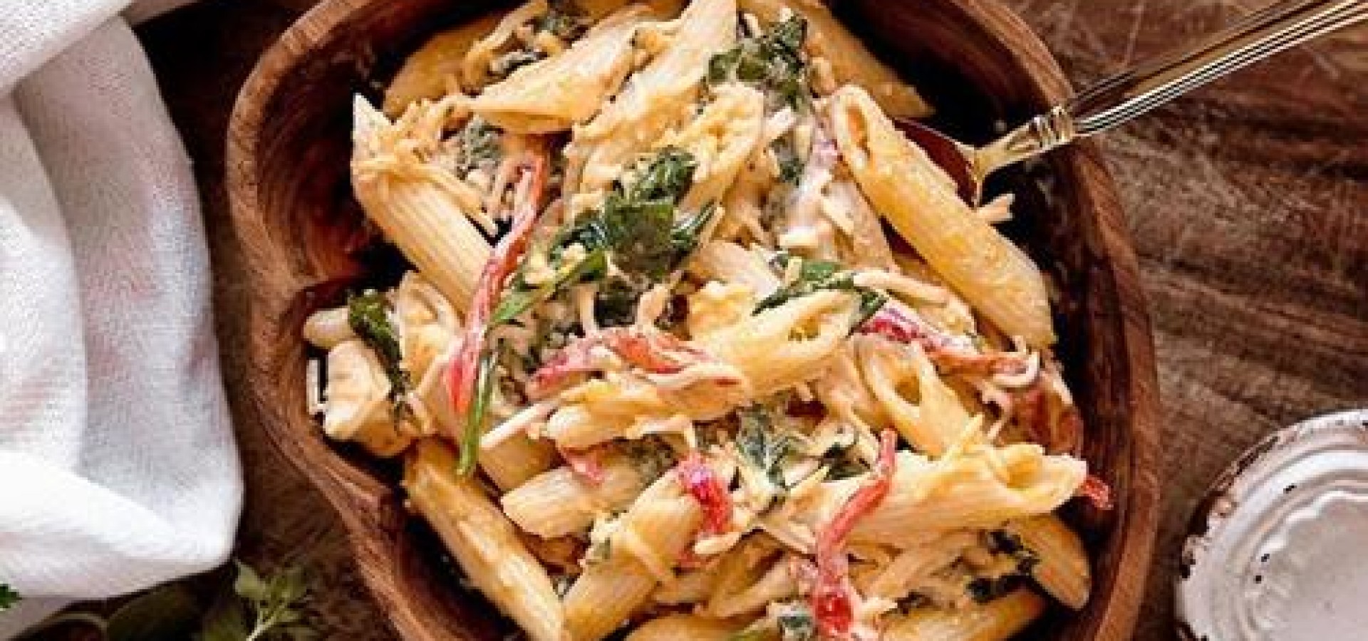 Πεντανόστιμη μακαρονάδα με πένες, καπνιστή γαλοπούλα και δεντρολίβανο